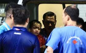 Pháo sáng làm cổ động viên nhí bị thương trong trận Hà Nội FC gặp Hải Phòng