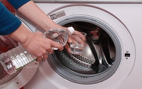 Cho thứ giá rẻ, nhà nào cũng có này vào máy giặt: Quần áo sẽ thơm hơn, mềm hơn, trắng sáng hơn