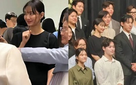 Khoảnh khắc Kim Woo Bin đắm đuối nhìn trộm Shin Min Ah tại 1 hôn lễ bỗng gây sốt mạng xã hội