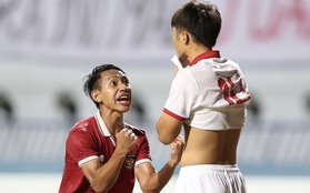 Quốc Việt ôm mặt tiếc nuối vì sút hỏng penalty, cầu thủ U23 Indonesia sung sướng ăn mừng
