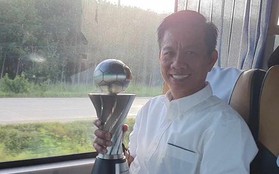U23 Việt Nam lên đường về nước, HLV Hoàng Anh Tuấn “khoe” cúp vô địch