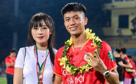 Phan Văn Đức nắm chặt tay vợ ở một góc sân, một chút buồn dù đội bóng giành chức vô địch