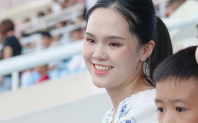 Ái nữ cựu chủ tịch CLB Sài Gòn lộ diện nhan sắc ngọt ngào sau sinh khi đến sân cổ vũ Duy Mạnh thi đấu