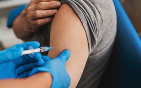 Nhiều người truyền tai nhau không cho con tiêm vaccine vì sợ có hại, chuyên gia khẳng định: Sai lầm!