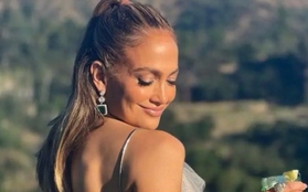 Sắc vóc nóng bỏng của Jennifer Lopez ở tuổi 54