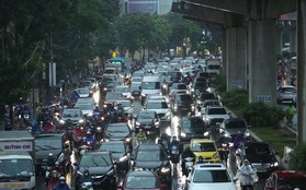 Hà Nội: Mưa lớn đúng giờ đi làm, người dân chen chân giữa dòng xe chật cứng