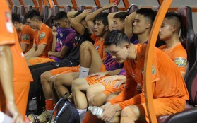 Cầu thủ SHB Đà Nẵng đổ gục sau trận thua SLNA, bước "một chân" xuống hạng ở V.League 2023