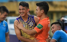 Quang Hải ôm thắm thiết đồng đội trong ngày tái ngộ đội bóng cũ