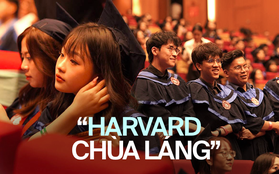 Toàn cảnh lễ trao bằng tốt nghiệp tại trường ĐH được mệnh danh "Harvard Việt Nam" của gần 1.800 sinh viên