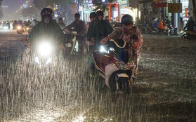 Đường phố Đà Nẵng ngập cục bộ sau mưa lớn, người dân chật vật lội nước về nhà