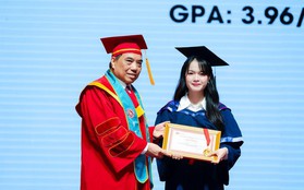 Nữ sinh cùng lúc tốt nghiệp 2 bằng đại học xuất sắc Trường Đại học Ngoại thương