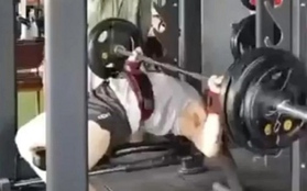 Bị thanh tạ nặng 100kg đè lên cổ, chàng trai 25 tuổi chết tại phòng gym