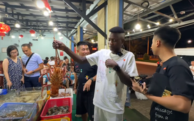 Thanh niên Angola ngỡ ngàng khi biết giá tôm hùm ở Việt Nam
