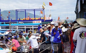 Du khách đổ xô ra đảo, đường nối trung tâm TP Nha Trang với bến tàu ùn tắc