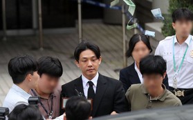 Yoo Ah In bị người dân ném tiền vào người sau buổi thẩm vấn tại tòa vì không có thái độ hối cải