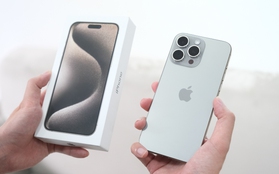 Cận cảnh iPhone 15 Pro Max đầu tiên cập bến Việt Nam: Giá lên đến 70 triệu đồng nhưng nhiều người vẫn không tiếc tiền mua!