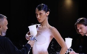 Đằng sau cảnh người mẫu khỏa thân được phủ sơn trên sân khấu