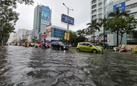 Nhiều nơi ở miền Trung ngập sâu, cảnh báo nguy cơ sạt lở