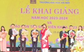 Đón tân sinh viên bằng 13 thứ tiếng khác nhau, "đỉnh" cỡ này chỉ có thể là thầy cô HANU!