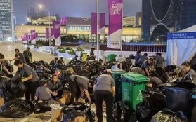 Tình nguyện viên Asiad 19 thức xuyên đêm, lục hàng nghìn túi rác để tìm chiếc điện thoại tắt nguồn