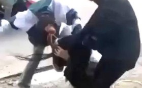 Nữ sinh lớp 10 bị 2 người phụ nữ "đánh hội đồng" trước cổng trường