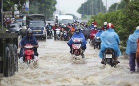 Hà Nội: Đại lộ Thăng Long vẫn ngập như sông, phương tiện chết máy hàng loạt