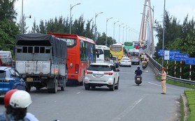 Dòng người nghỉ lễ quay lại TP.HCM, giao thông ùn tắc nhiều nơi ở Tiền Giang và Bến Tre
