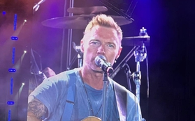 Ronan Keating chính thức xuất hiện ở HAY Fest: loạt hit kinh điển làm khán giả xao xuyến, khoe body săn chắc ở tuổi 46!