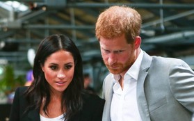 Biểu cảm chán nản của Harry khi ở cạnh Meghan gây chú ý