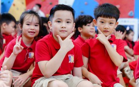 Royal School mang đến lễ khai giảng chủ đề "công dân toàn cầu" nhận mưa lời khen