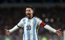 Siêu phẩm đá phạt trước Ecuador đưa Messi chạm cột mốc kỷ lục