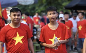 Sau cơn mưa, người hâm mộ Phú Thọ quyết nhuộm đỏ sân Việt Trì, cổ vũ U23 Việt Nam