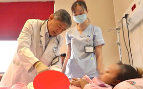 40 y bác sĩ cứu sống sản phụ nguy kịch từ Campuchia chuyển qua Việt Nam