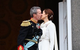 Khoảnh khắc xúc động trào dâng đi vào lịch sử: Nhà Vua và Vương hậu Đan Mạch có cử chỉ ngọt ngào trên ban công cung điện trước triệu người
