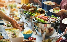 Người mẹ đáng khinh dạy 2 con song sinh cách gian lận để ăn quỵt tiệc buffet