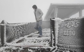 Băng tuyết phủ trắng đỉnh Mẫu Sơn, du khách kéo lên ngắm