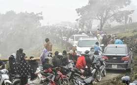 Nơi rét nhất Việt Nam 1 ngày đón 2000 lượt khách: "Ngồi ô tô thì 5 tiếng không biết lên tới đỉnh chưa"