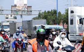 TPHCM nắng rát mặt từ nay đến Tết, người dân trùm kín mít khi ra đường