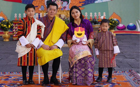 Vợ chồng hoàng hậu "vạn người mê" của Bhutan đăng ảnh gia đình mừng năm mới, tiểu công chúa 3 tháng tuổi lập tức "chiếm spotlight"