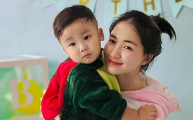 Hòa Minzy chia sẻ clip cười ngặt nghẽo khi Bo "thúi" thất tình, nhưng nhìn 1 chi tiết mới thấy cô đầu tư việc học cho con thế nào!