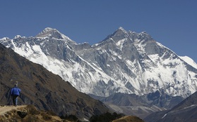 Vì sao núi Everest không ngừng cao lên?