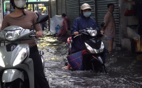 TP.HCM: Người dân vật lộn tát nước ra khỏi nhà vì triều cường kèm mưa lớn