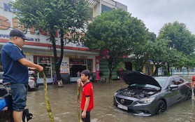 Mưa như trút ở Quảng Nam, ô tô 'chết đuối' giữa biển nước