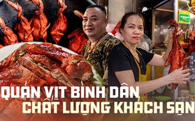 Chồng bỏ việc bếp trưởng khách sạn 4 sao về cùng vợ mở quán vịt quay bình dân, có ngày làm vài trăm con giao khắp các tỉnh thành