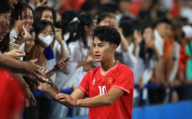 Cảnh tượng "lạ kỳ" vây quanh dàn sao tuyển trẻ Việt Nam và mối lo cho AFF Cup của HLV Kim Sang-sik