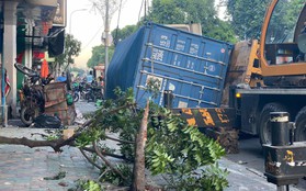 TP.HCM: Thùng container lật đè xe chở rác, giao thông hỗn loạn buổi sáng