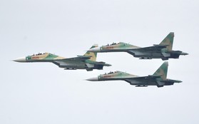 Xem tiêm kích Su-30MK2, trực thăng Mi thục luyện bay trên bầu trời Hà Nội