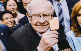 Con gái tỷ phú Warren Buffett: Không biết bố giàu cỡ nào vì quá giản dị, tiền bạc chỉ là ông "tình cờ" kiếm được khi quá đam mê đầu tư