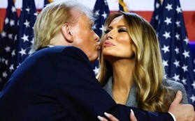 Bộ váy 6.900 USD của bà Melania mừng ông Trump thắng cử