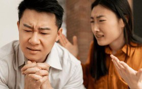 Tình cờ gặp mẹ vợ cũ, tôi rút 5 triệu biếu bà thì cứng họng với câu nói và thái độ của vợ mới